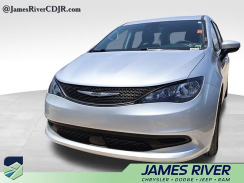 Used 2023 Chrysler Voyager LX FWD image 4