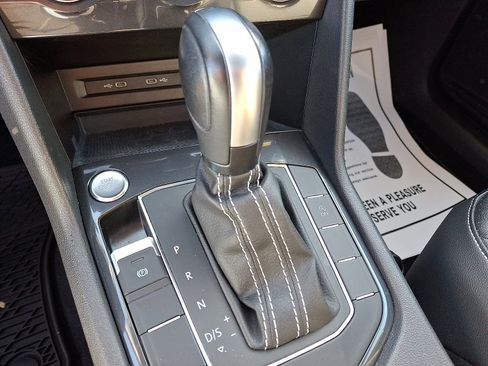 Used 2021 Volkswagen Tiguan SE w/ Panoramic Sunroof Package image 15