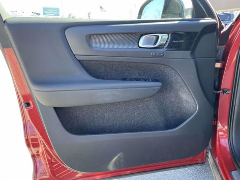 Used 2022 Volvo XC40 T4 R-Design w/ Advanced Package image 5