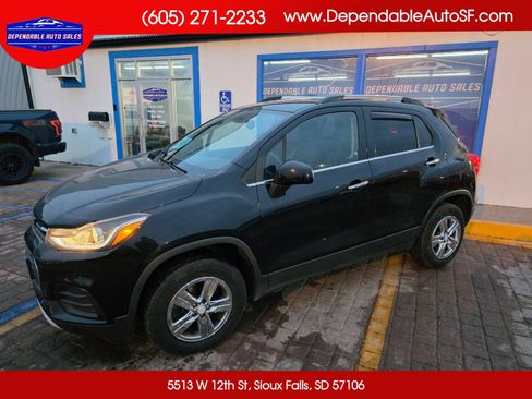 Used 2017 Chevrolet Trax LT w/ LT Convenience Package AWD/4WD image 1