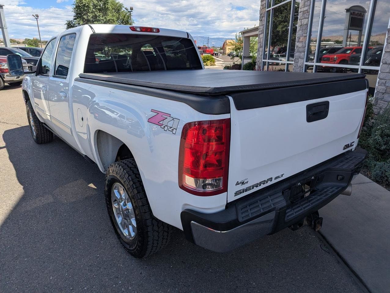 Used 2014 GMC Sierra 2500 SLT w/ Suspension Package, Off-Road AWD/4WD image 3