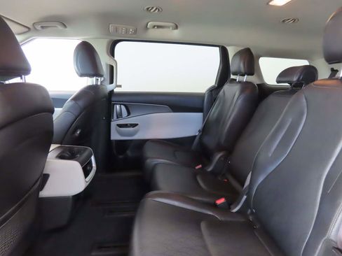Used 2024 Kia Carnival LX image 15
