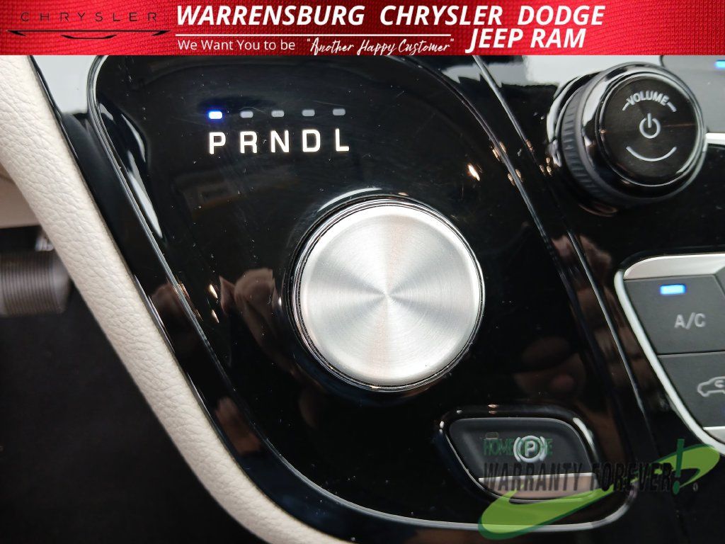 Used 2024 Chrysler Pacifica Limited FWD image 27