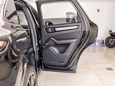 Used 2022 Porsche Cayenne S Platinum image 41
