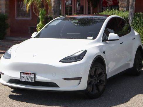 Used 2024 Tesla Model Y Long Range RWD image 4