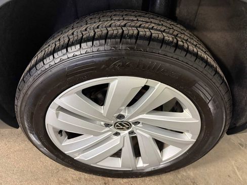 Certified 2020 Volkswagen Atlas Cross Sport SE w/ Panoramic Sunroof Package image 9