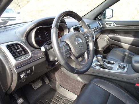 Used 2018 Jeep Grand Cherokee Overland image 16