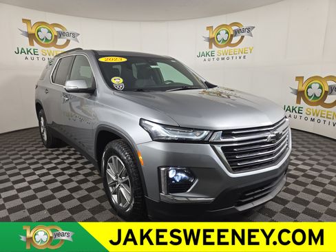 Used 2023 Chevrolet Traverse LT w/ Rear Camera Mirror Package image 1