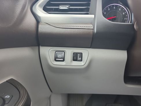 Used 2017 GMC Acadia SLT AWD/4WD image 16