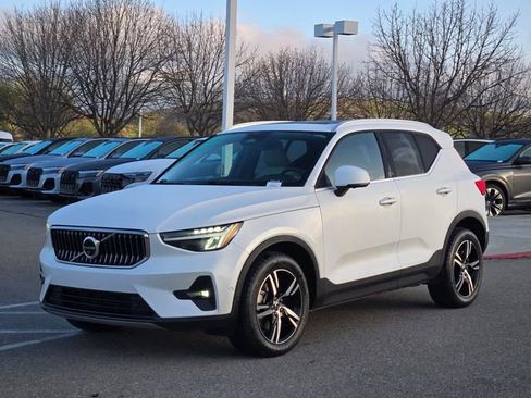 Used 2023 Volvo XC40 B5 Plus image 8