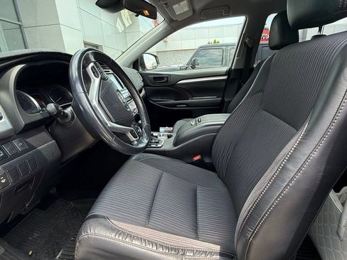 Used 2018 Toyota Highlander Plus FWD image 11