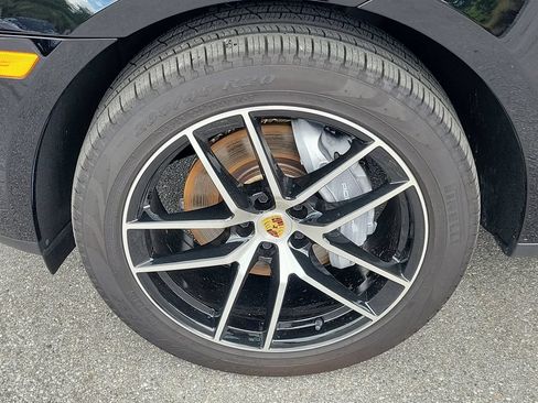 Certified 2025 Porsche Macan AWD/4WD image 12