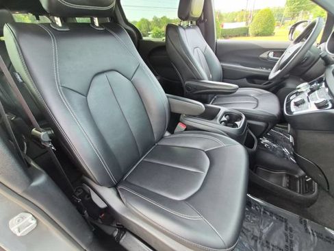 Used 2025 Chrysler Pacifica Select FWD image 34