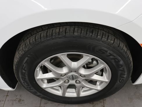 Used 2024 Chrysler Pacifica Touring-L FWD image 3
