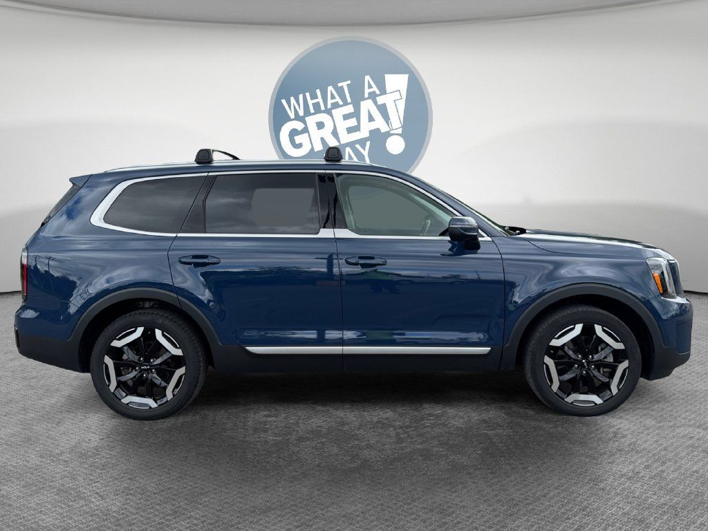Used 2024 Kia Telluride EX w/ EX Captain's Chair Package AWD/4WD image 2