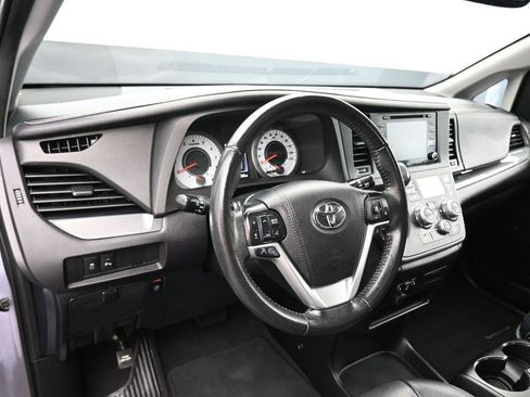 Used 2020 Toyota Sienna SE Premium image 14