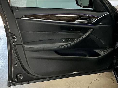 Used 2019 BMW 530e 530e iPerformance image 25