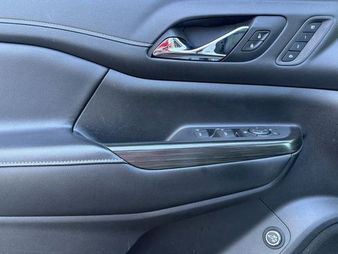 Used 2019 GMC Acadia SLT AWD/4WD image 14