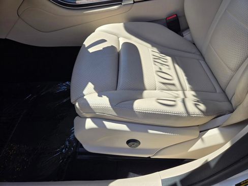 Used 2019 Mercedes-Benz GLC 300 4MATIC image 10