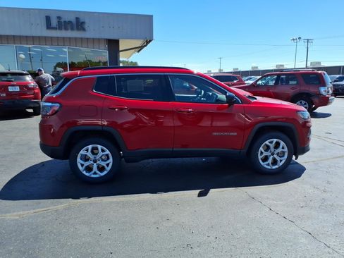 Used 2025 Jeep Compass Latitude AWD/4WD image 7