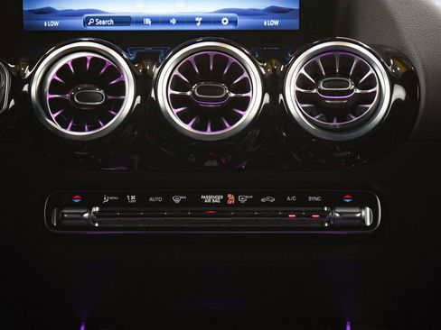 Used 2025 Mercedes-Benz GLA 250 4MATIC image 16