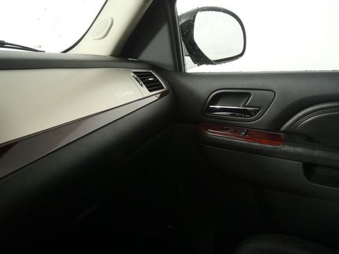 Used 2010 Cadillac Escalade AWD image 25