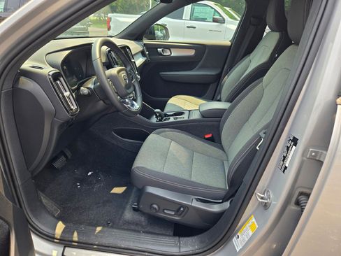 Used 2024 Volvo XC40 B5 Core image 22