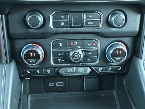 Used 2024 Chevrolet Suburban Premier AWD/4WD image 21