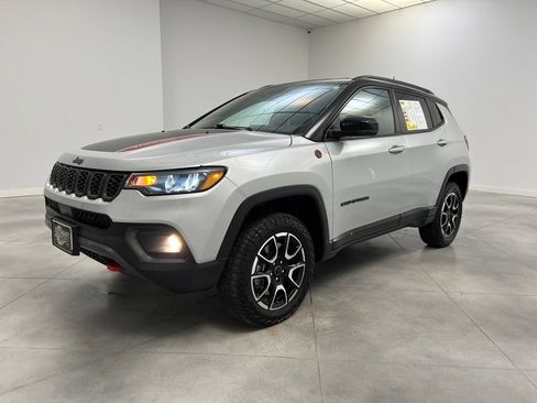Used 2025 Jeep Compass Trailhawk AWD/4WD image 3