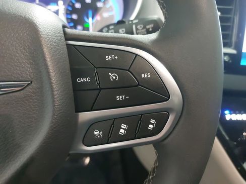 Used 2024 Chrysler Pacifica Touring-L image 18