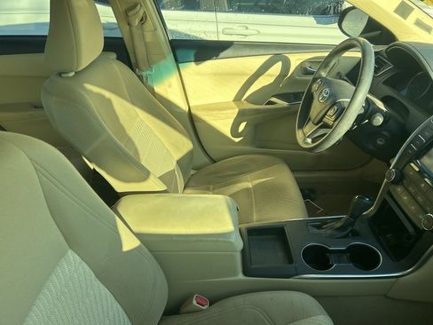 Used 2016 Toyota Camry LE image 3