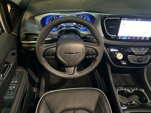 New 2026 Chrysler Pacifica Limited w/ Uconnect Theater Family Group image 13