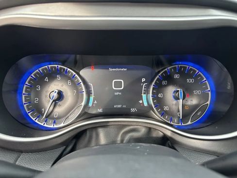 Used 2024 Chrysler Pacifica Touring-L image 13