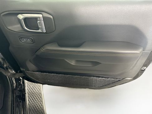 Used 2025 Jeep Wrangler Sahara image 30