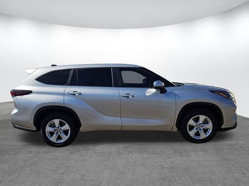 Used 2024 Toyota Highlander LE image 3