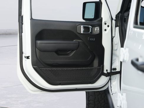 Used 2025 Jeep Gladiator Mojave w/ Convenience Group AWD/4WD image 30