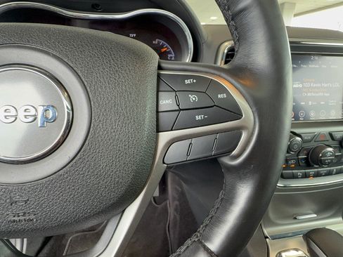 Used 2018 Jeep Grand Cherokee Overland AWD/4WD image 19