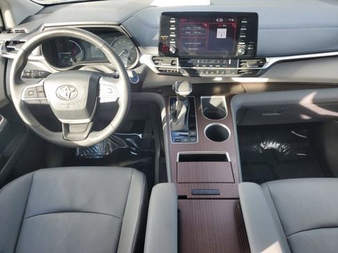 Used 2023 Toyota Sienna XLE image 7