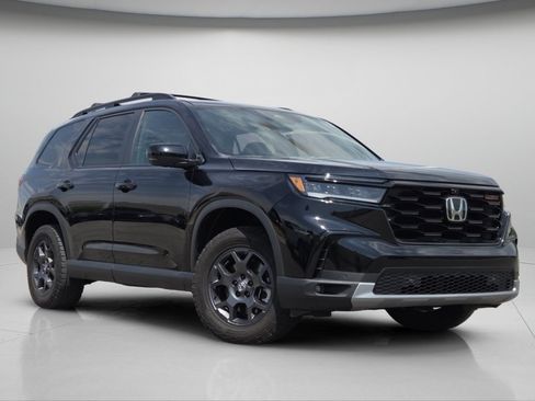 Used 2025 Honda Pilot TrailSport image 2