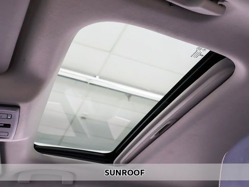 Used 2023 Nissan Sentra SR w/ SR Premium Package image 3