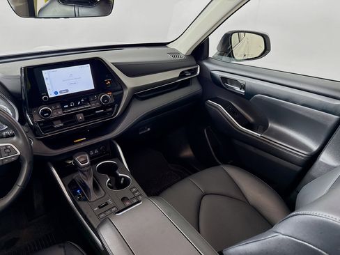 Certified 2023 Toyota Highlander XLE image 24