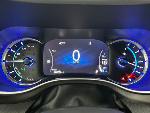 Used 2023 Chrysler Pacifica Touring-L image 23