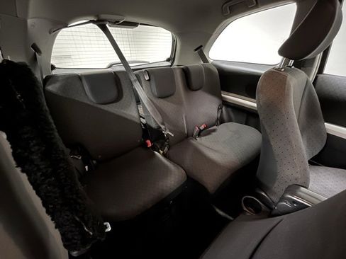 Used 2010 Toyota Yaris 2-Door Hatchback image 12