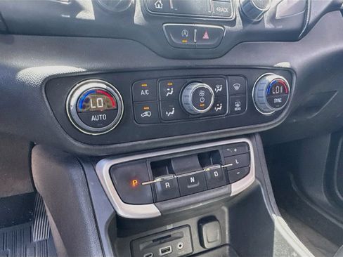 Used 2022 GMC Terrain SLT w/ Tech Package FWD image 17