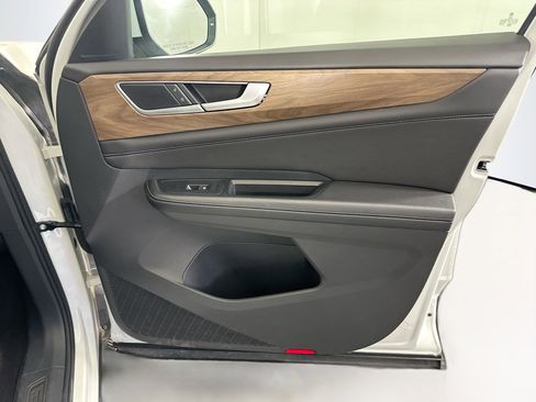 Used 2025 Volkswagen Atlas SE AWD/4WD image 34