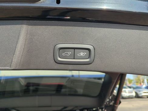 Used 2024 Volvo XC40 B5 Ultimate image 30