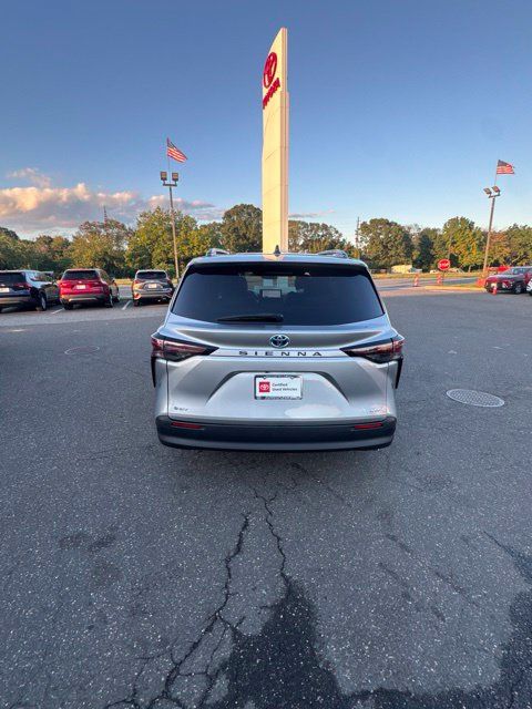 Used 2025 Toyota Sienna XLE FWD image 5