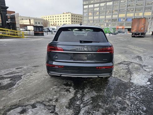 Used 2024 Audi Q5 2.0T Premium w/ Convenience Package image 3