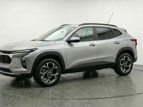 Used 2025 Chevrolet Trax LT w/ LT Convenience Package FWD image 3