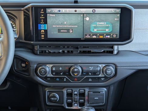 Used 2025 Jeep Wrangler Sahara image 25